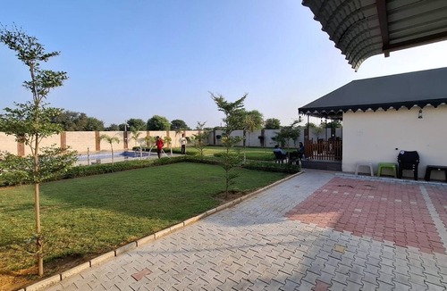 Jaipur House | HAVELI RESORT FARM 3-bedroom farmhouse in marvelous Hathod with AC, WiFi