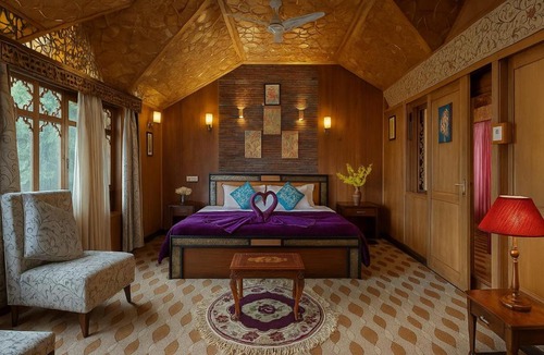 Dal Lake Hotel | HAYAT Group OF Houseboats
