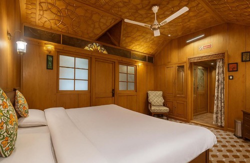 Dal Lake Hotel | HAYAT Group OF Houseboats