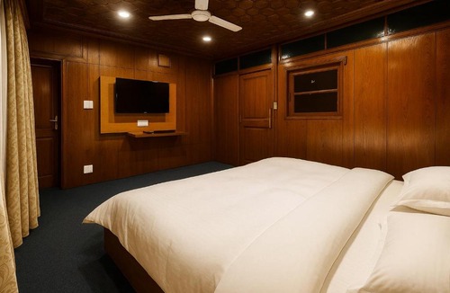 Dal Lake Hotel | HAYAT Group OF Houseboats