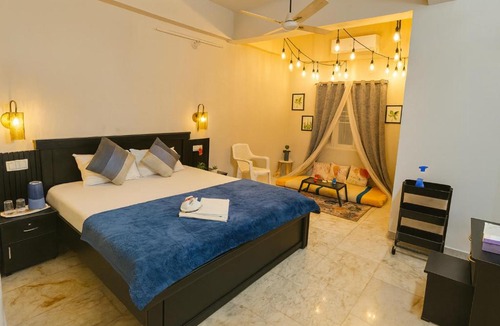 Banjara Hills Apartment | Hidden Gem - Romantic 1BHK, Full Full Furnished with Canopy lights, AC, WiFi and Smart TV