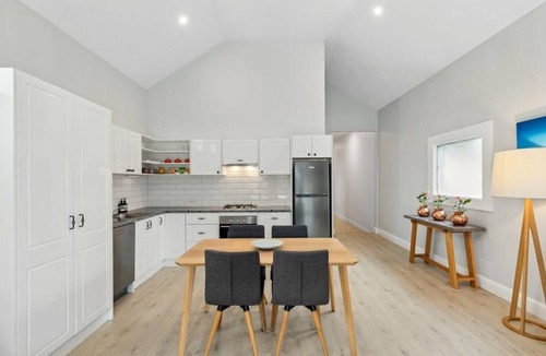 Cessnock Cottage | Hidden Oasis in The Hunter Valley 'The Cutest Cottage'