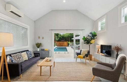 Cessnock Cottage | Hidden Oasis in The Hunter Valley 'The Cutest Cottage'