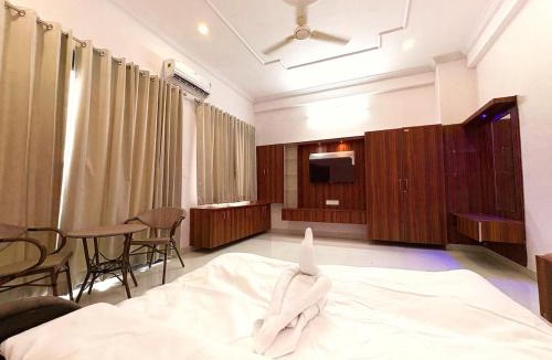 Udaipur District Villa | Hill view by SGOH 5bhk luxury villa private pool