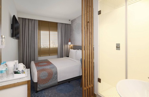 Pimpri Colony Hotel | Holiday Inn Express Pune Pimpri by IHG