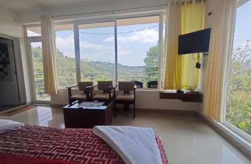 Devikolam Hotel | Holidayz by Stayz Royale Munnar - Misty & Sunrise Experience