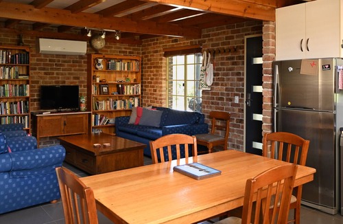 Armidale House | Home with Office | 2 Bathroom | Walk to Armidale CBD | Longer Stays Welcome