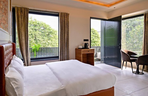 Ranjit Avenue House | Homestay By cafe9