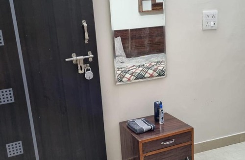 Bullawala Apartment | HOmTEL-2BHK Independent Flat by Pushpanjali QLH