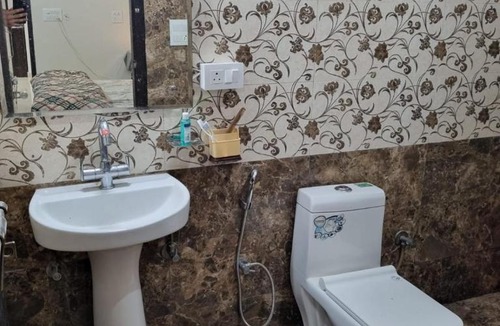 Bullawala Apartment | HOmTEL-2BHK Independent Flat by Pushpanjali QLH