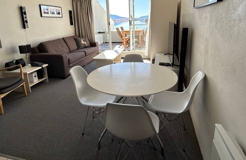 Jindabyne Apartment | Horizons 317 studio right on the Lake