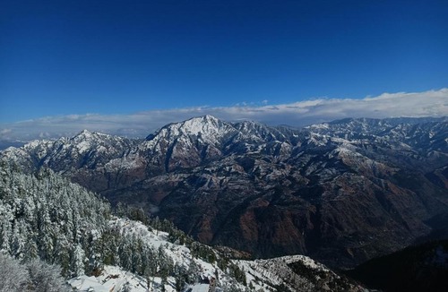 Shimla Apartment | Hostie AJ's Retreat - Sunset Balcony 3BR home with Panoramic Valley Views