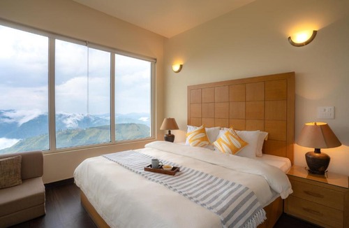 Shimla Apartment | Hostie AJ's Retreat - Sunset Balcony 3BR home with Panoramic Valley Views