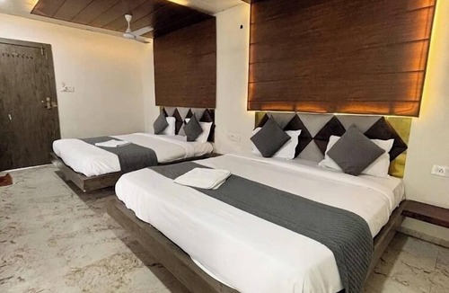 Dewas Hotel | Hotel Dhana Lakshmi Bliss