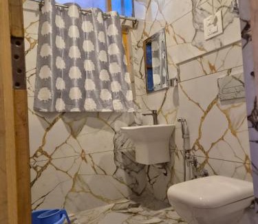 Gulmarg Hotel | Hotel Dilli Darbar and restaurant Bandipora