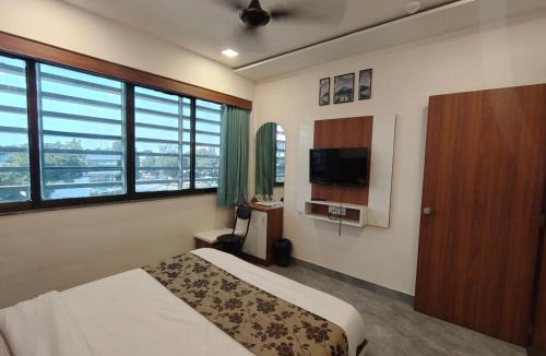 Ahmedabad Hotel | HOTEL EARTH INN, Subhash Bridge, RTO Circle, Ahmedabad