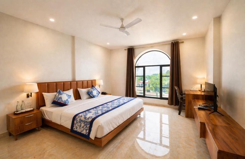 Anand Hotel | Hotel Golden Retreat - At Anand Railway Station