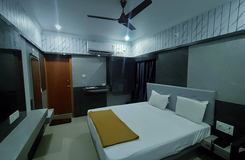 Tirupati Hotel | Hotel Govind Heights