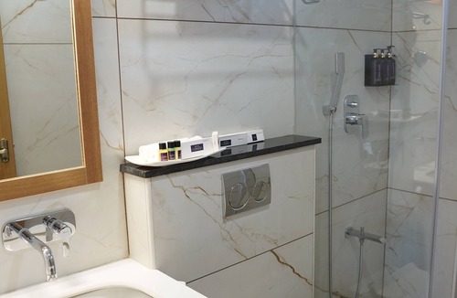 Alwaye Hotel | HOTEL HANATA KOCHI