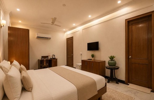 DLF Phase 3 Hotel | Hotel Heaven Silk 108, Near Galleria Market & Phase I Metro