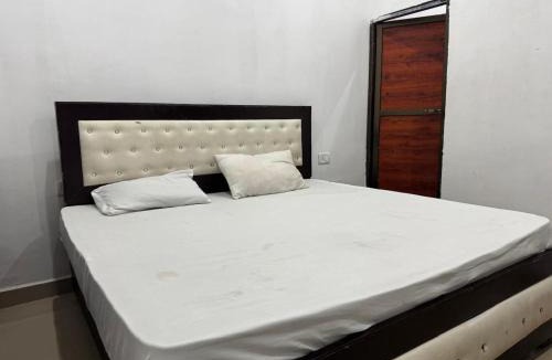 Ayodhya Hotel | HOTEL INDRANEEL Hanuman Garhi