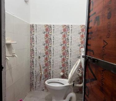 Ayodhya Hotel | HOTEL INDRANEEL Hanuman Garhi