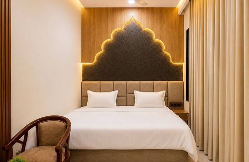 Barsana Hotel | Hotel Kanta Kuteer Barsana