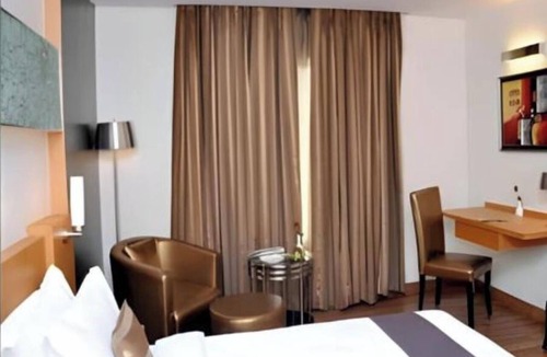 Gomti Nagar Hotel | Hotel Lineage