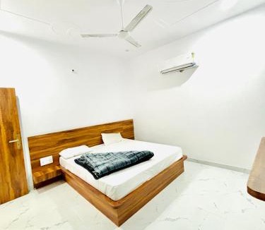 Shri Madhopur Hotel | Hotel Lord krishna