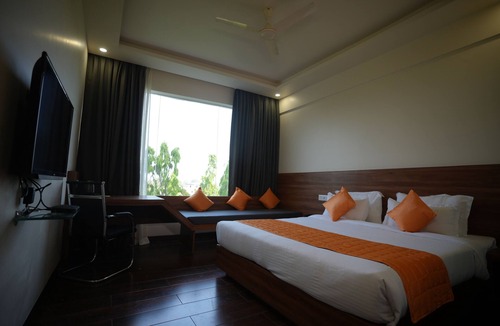 Ambikapur Hotel | Hotel Makhan Vihar