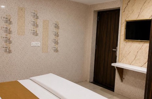 Jalandhar Hotel | HOTEL MAX - In Budget & Comfortable Rooms - For Corporates, Couples, Families Near HMV, DAV, Grain Market, Workshop Chowk