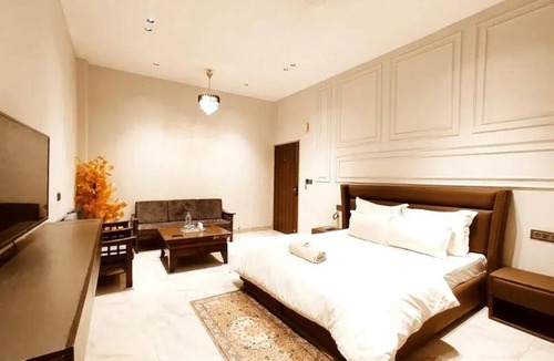 Khanna Hotel | HOTEL MONDAY - Comfortable & Safe Stays