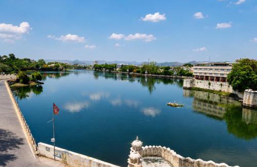 Lake Swaroop Sagar Hotel | Hotel Motimahal Lakeview I Lake Pichola I Best Lake View hotel in Udaipur