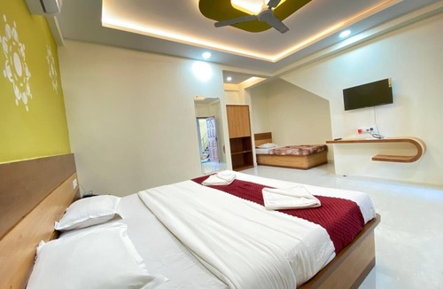 Nagaon Hotel | Hotel Nagavkars Palace