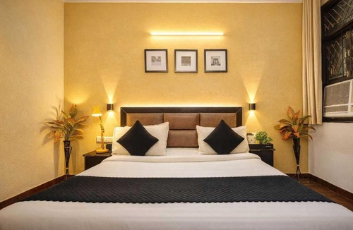 Sainik Farm Hotel | Hotel O A Square Residency 2