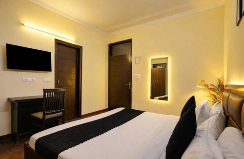 Sainik Farm Hotel | Hotel O A Square Residency 2