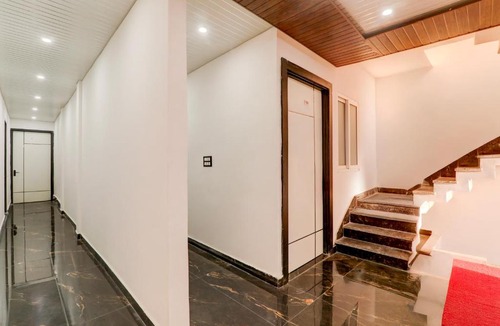 Lucknow Hotel | HOTEL O APPLE INN BEHIND STATE BANK OF INDIA