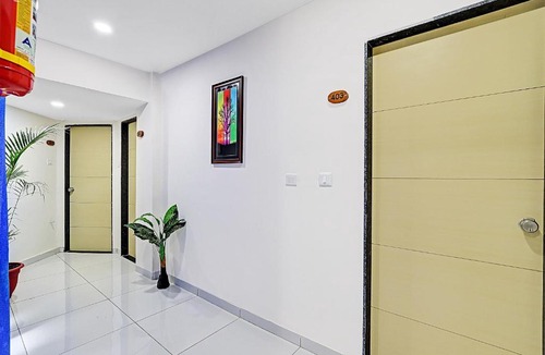 Navrangpura Hotel | Hotel O La Veera