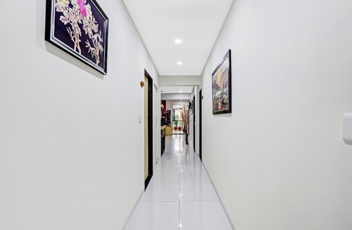 Navrangpura Hotel | Hotel O La Veera
