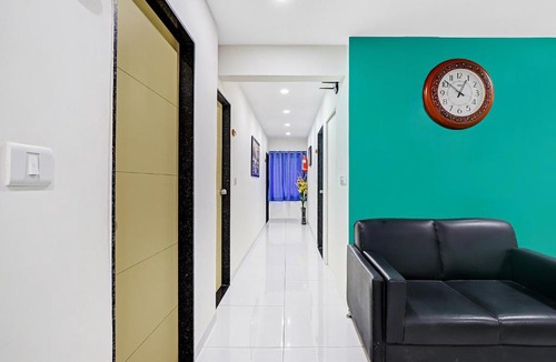 Navrangpura Hotel | Hotel O La Veera