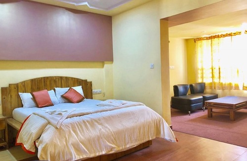 Sarkhej Hotel | Hotel Orange Inn