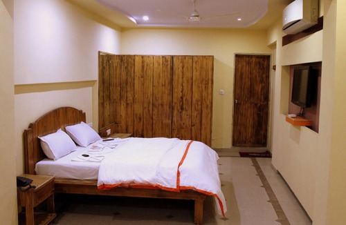 Sarkhej Hotel | Hotel Orange Inn