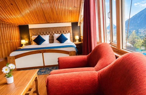 Model Town Hotel | Hotel Out Town Manali ! Parking ! Lift ! Near Mall Road ! Top Rated Family Hotel