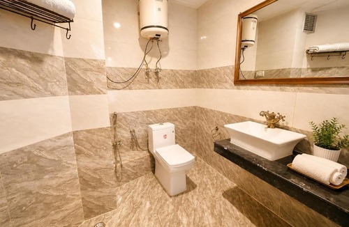 Model Town Hotel | Hotel Out Town Manali ! Parking ! Lift ! Near Mall Road ! Top Rated Family Hotel