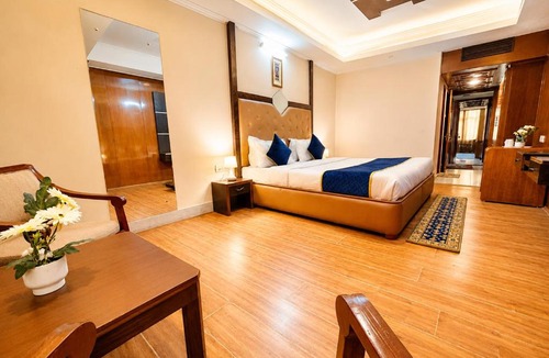 Model Town Hotel | Hotel Out Town Manali ! Parking ! Lift ! Near Mall Road ! Top Rated Family Hotel