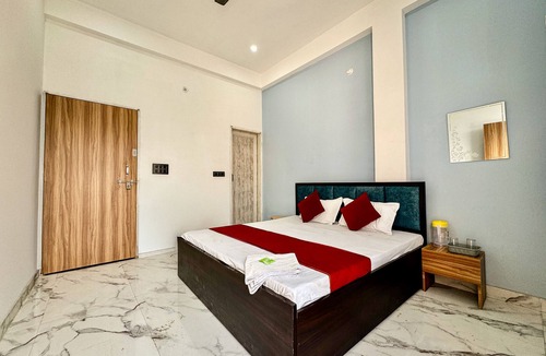 Vrindavan Hotel | Hotel radha Aradhya Sadan