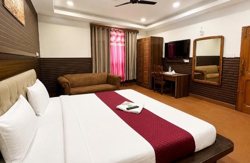 Chandigarh Hotel | Hotel Red Hut Chandigarh railway station
