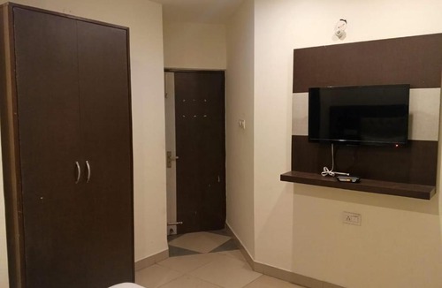 Chandigarh Hotel | Hotel Red Hut Chandigarh railway station
