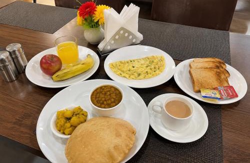 Gurugram Hotel | Hotel Retro Folic Near Golf Course Road & Cyber City