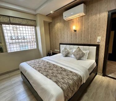 Mahmoorganj Hotel | Hotel Royal Ambience